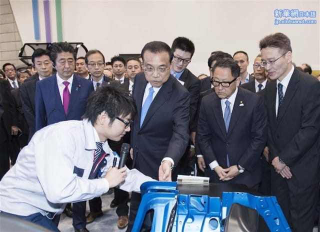 昨年5月、李克強首相、安倍首相がトヨタ自動車北海道を訪問（写真：新華網提供）