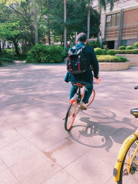 自転車で移動する豊田社長