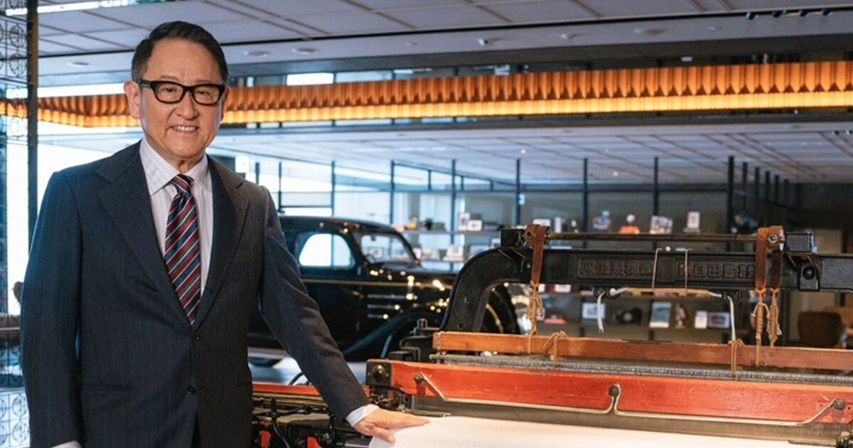 豊田章男社長&ストイコビッサインボール 豊田章男は創業家の精神を守りながら、トヨタの未来を見据えている